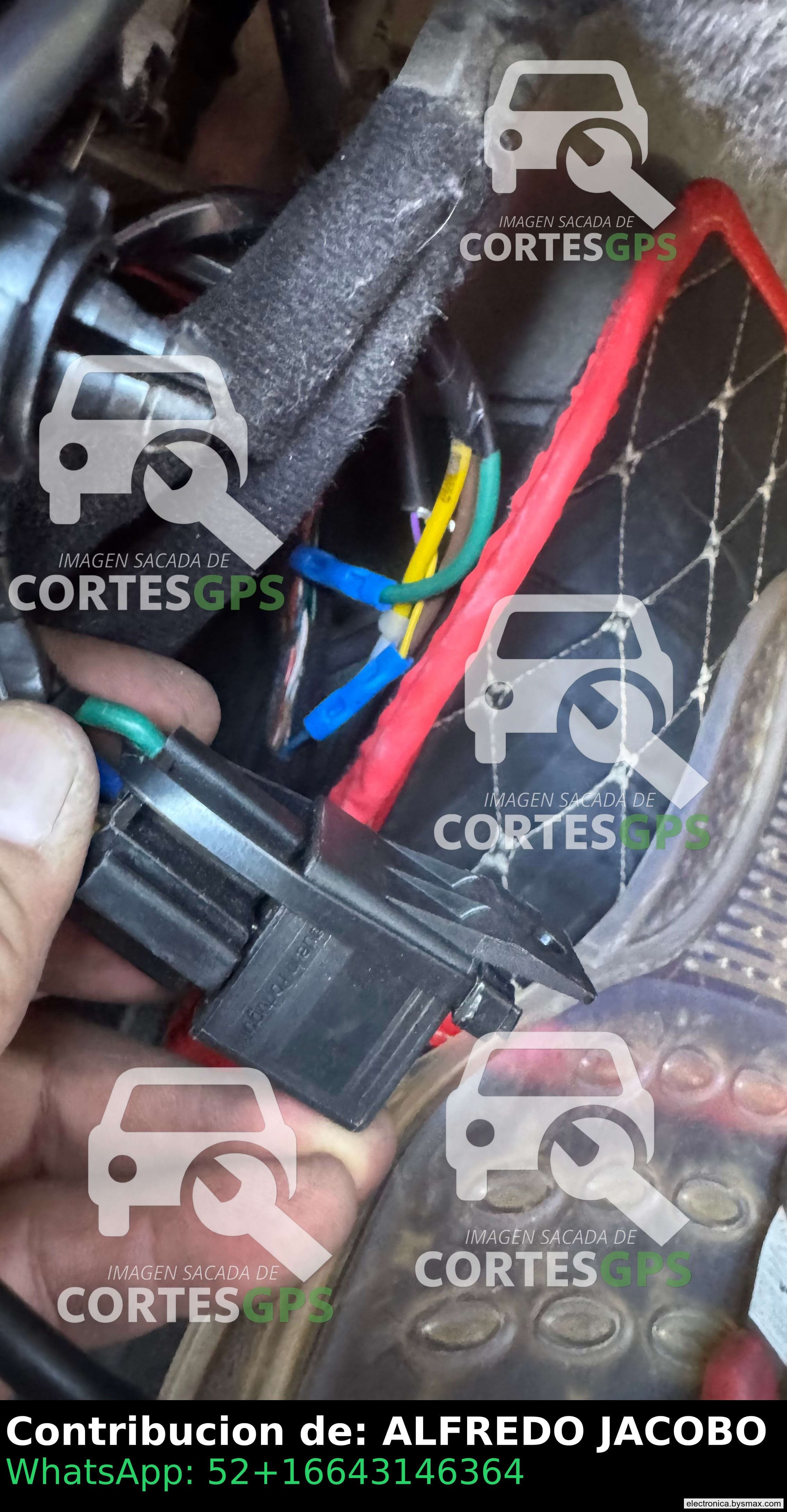 Paso 1: CABLE AZUL (+) KICK PANEL DEL CONDUCTOR. BOMBA DE