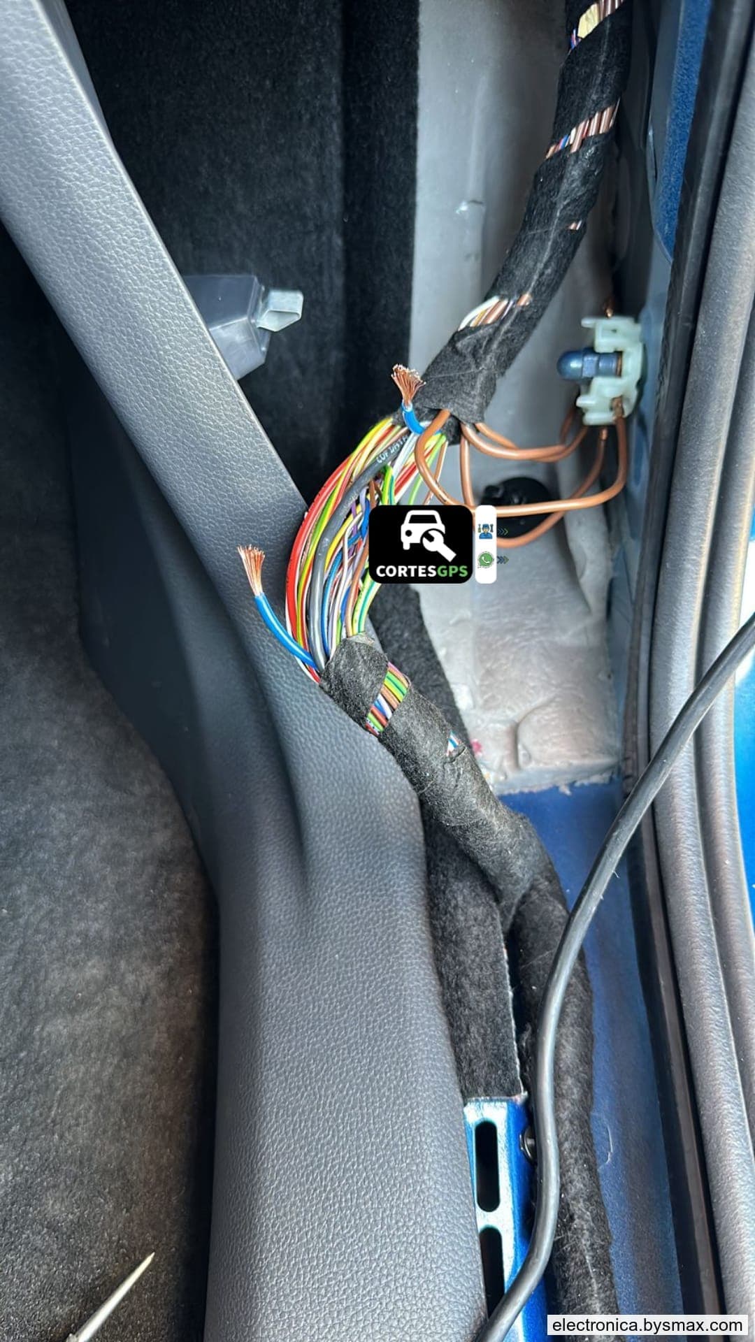 Paso 1: CORTE A LA BOMBA, CABLE COLOR AZUL UBICADO EN EL E