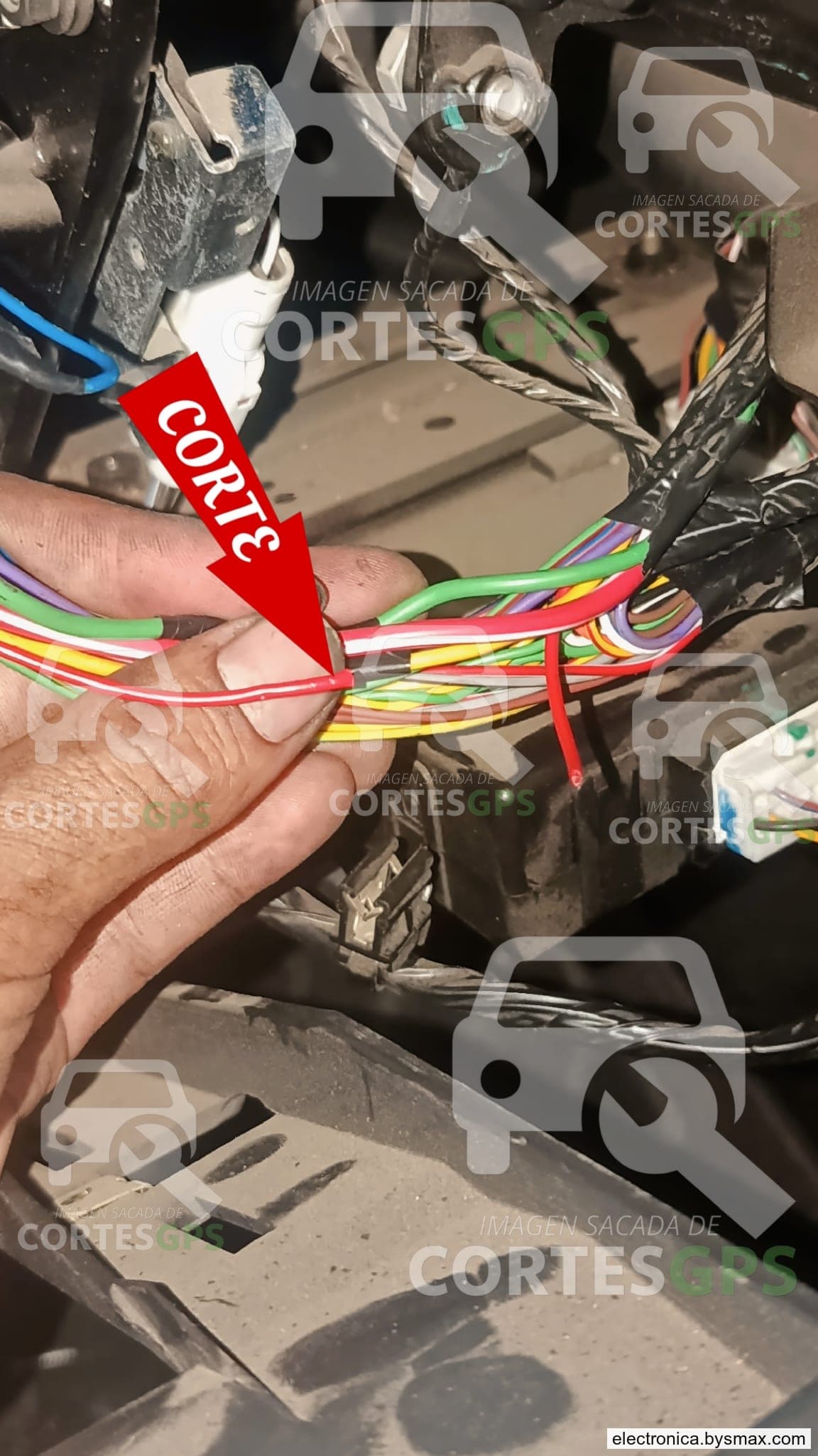 Paso 2: CORTE EN EL SWICH, CABLE COLOR ROJO FINO DE CORRIE