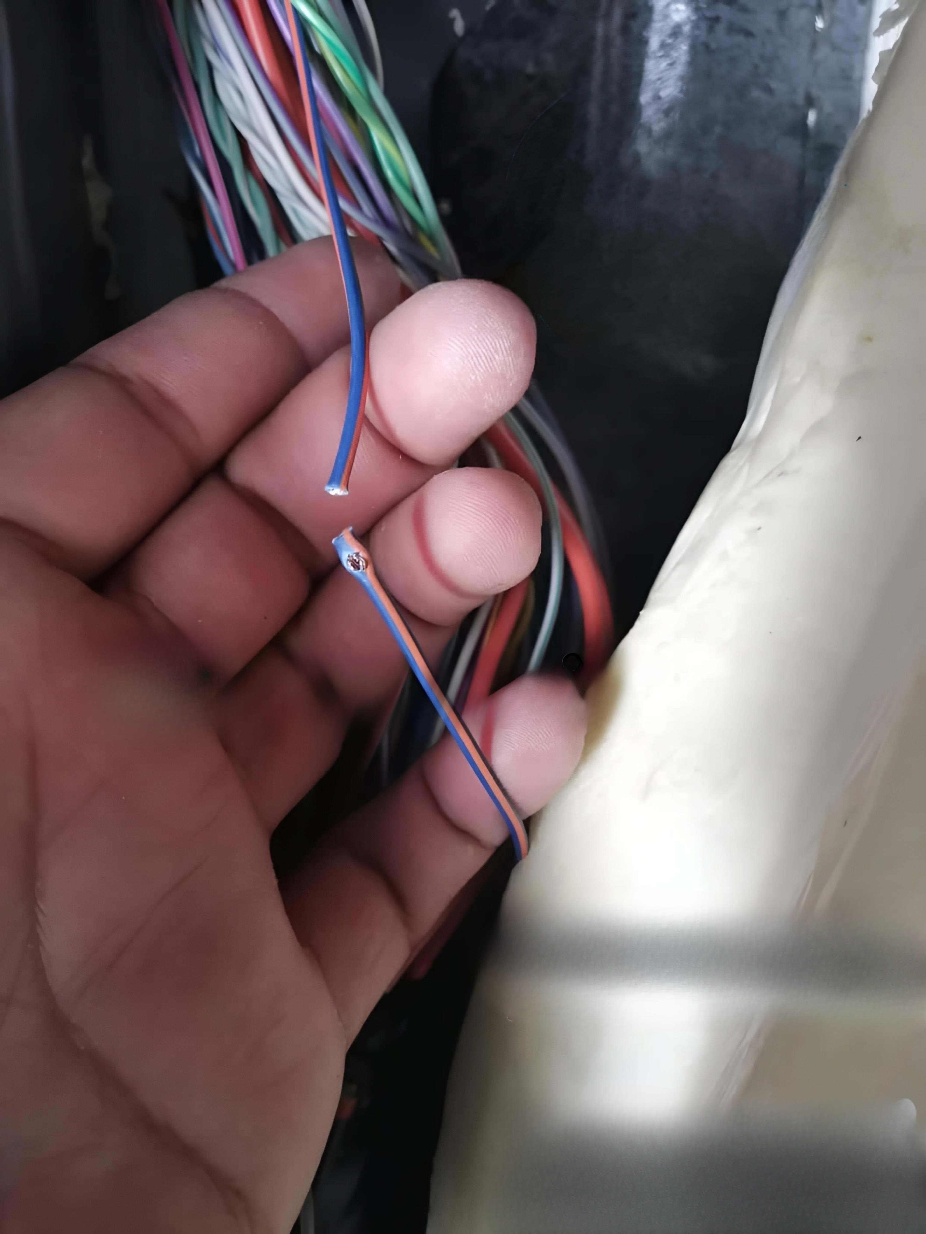 Paso 1: CORTE A LA BOMBA, CABLE COLOR GRIS UBICADO EN EL E
