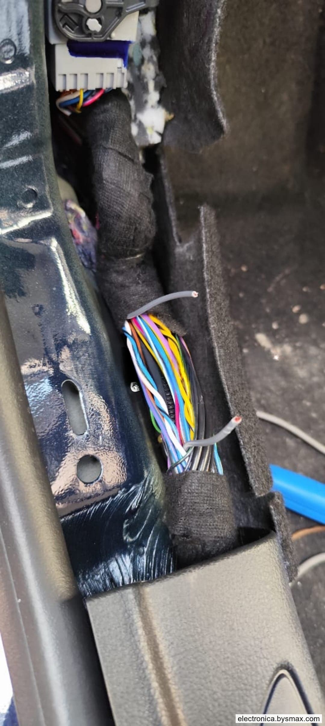 Paso 1: CORTE A LA BOMBA, CABLE COLOR GRIS UBICADO EN EL E